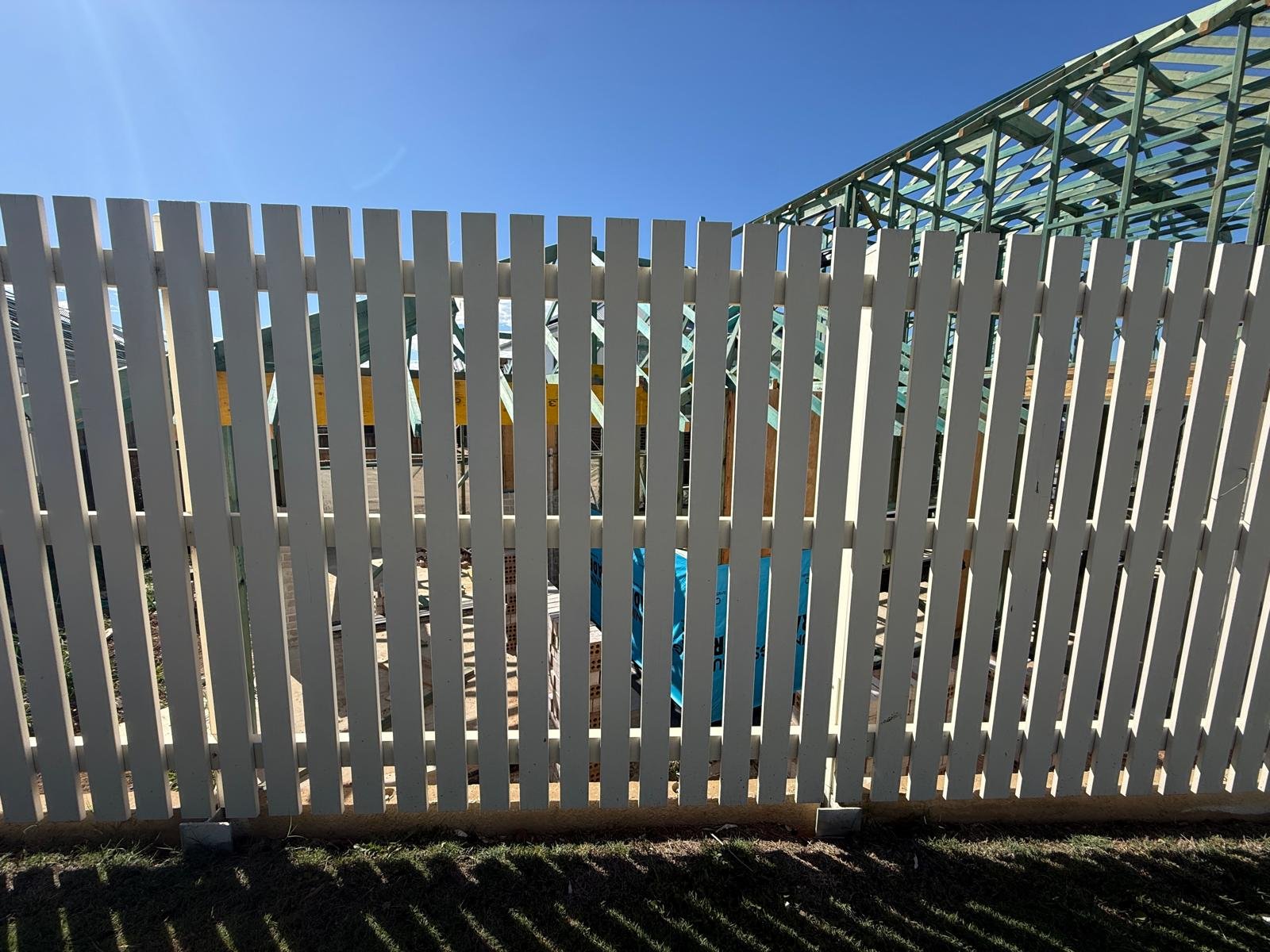Modern aluminium slat fence for residential and commercial property