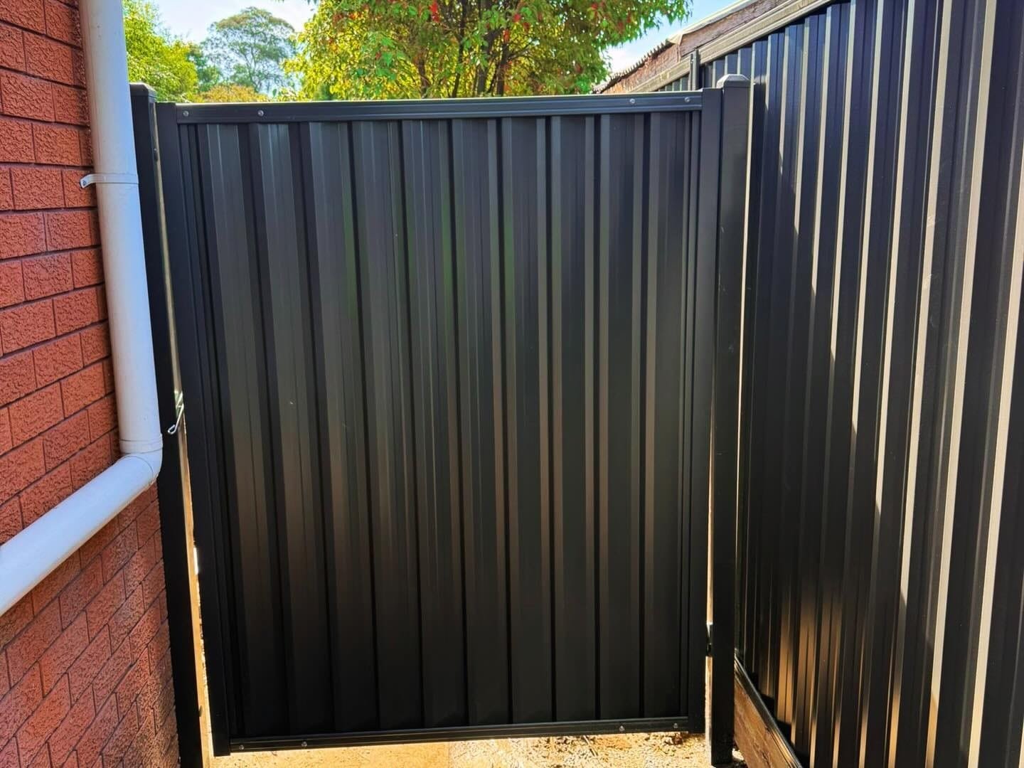 Installation of Colorbond Fence 1.8h / Bottom Sleeper Gate in NSW