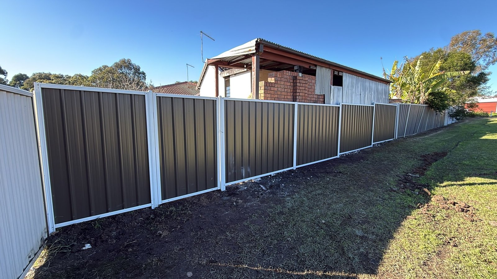 fencing contractor australia installing colorbond fence in nsw